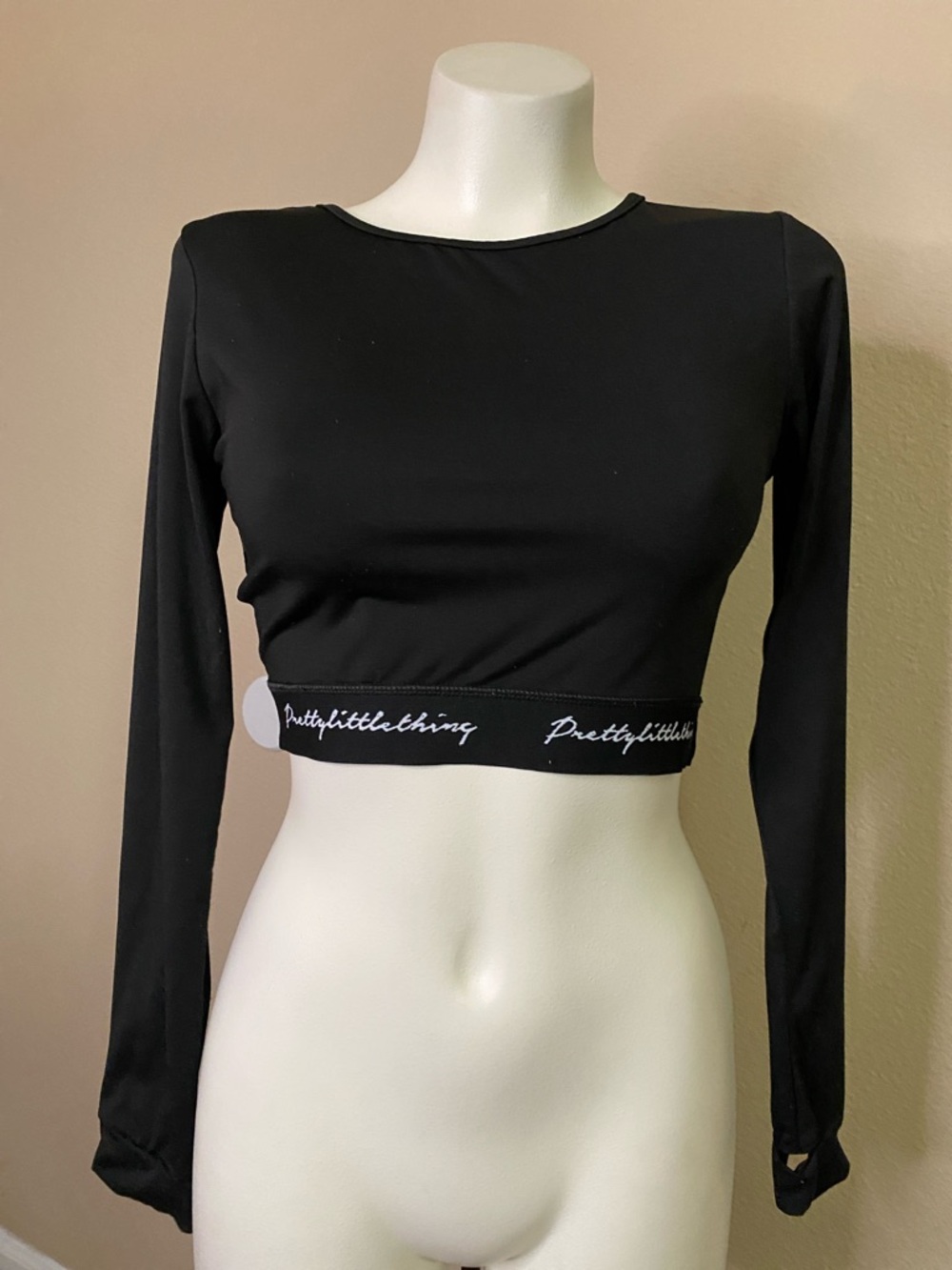 PrettyLittleThing Black stretch knit Long Sleeve Logo Hem Crop Top 6 🖤🖤